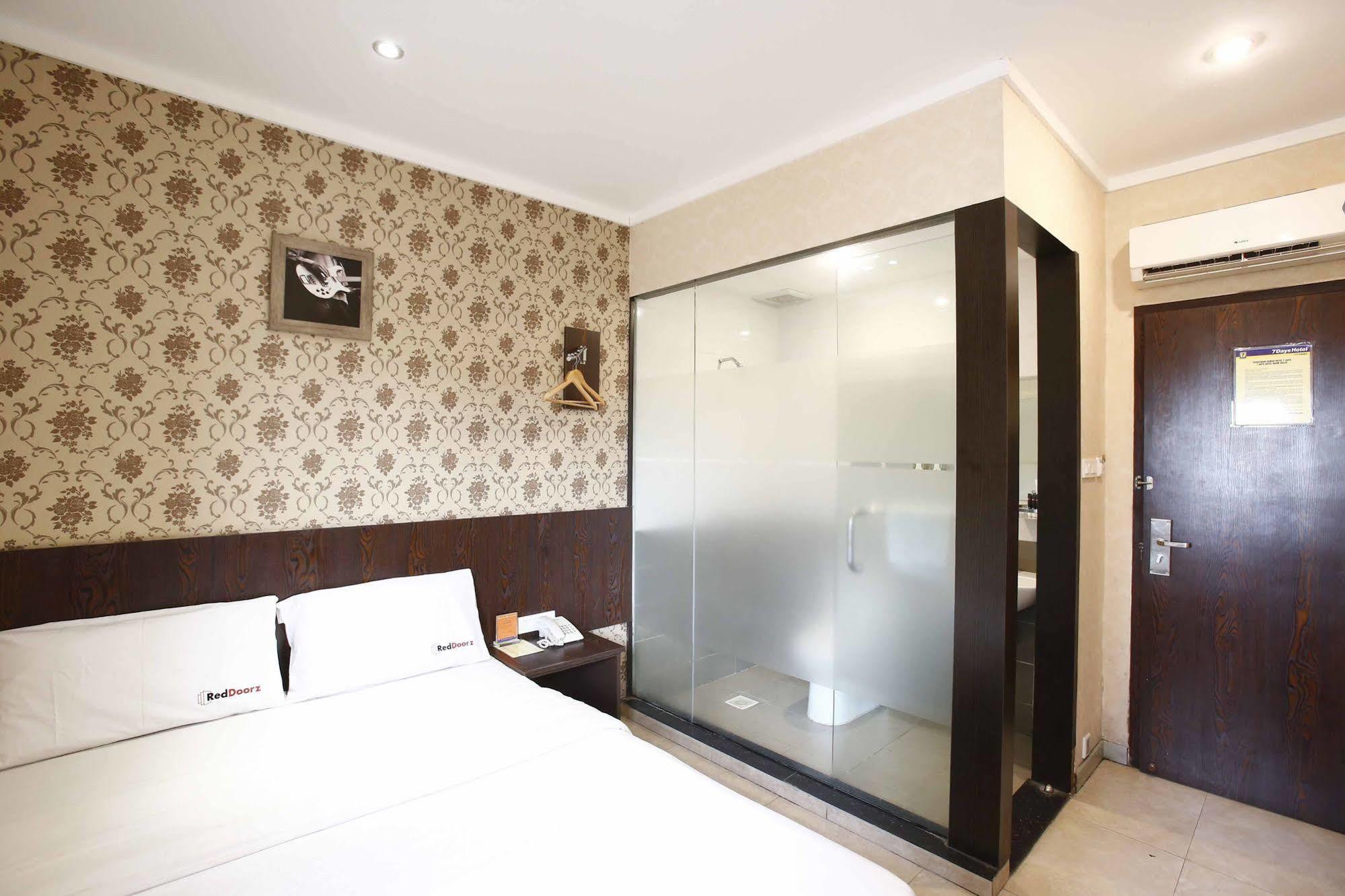 Hotel Reddoorz @ Gajah Mada à Jakarta Extérieur photo