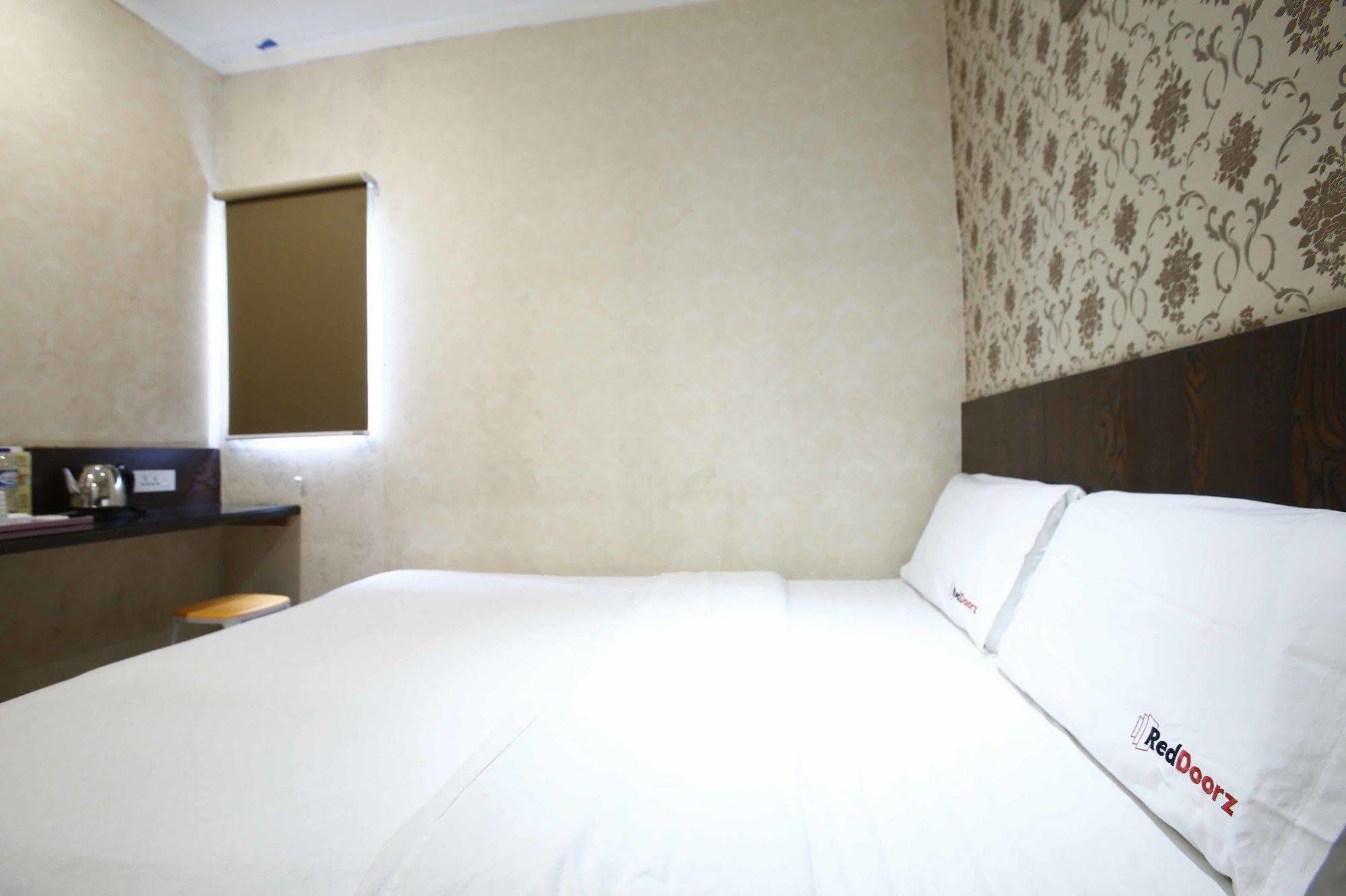 Hotel Reddoorz @ Gajah Mada à Jakarta Extérieur photo