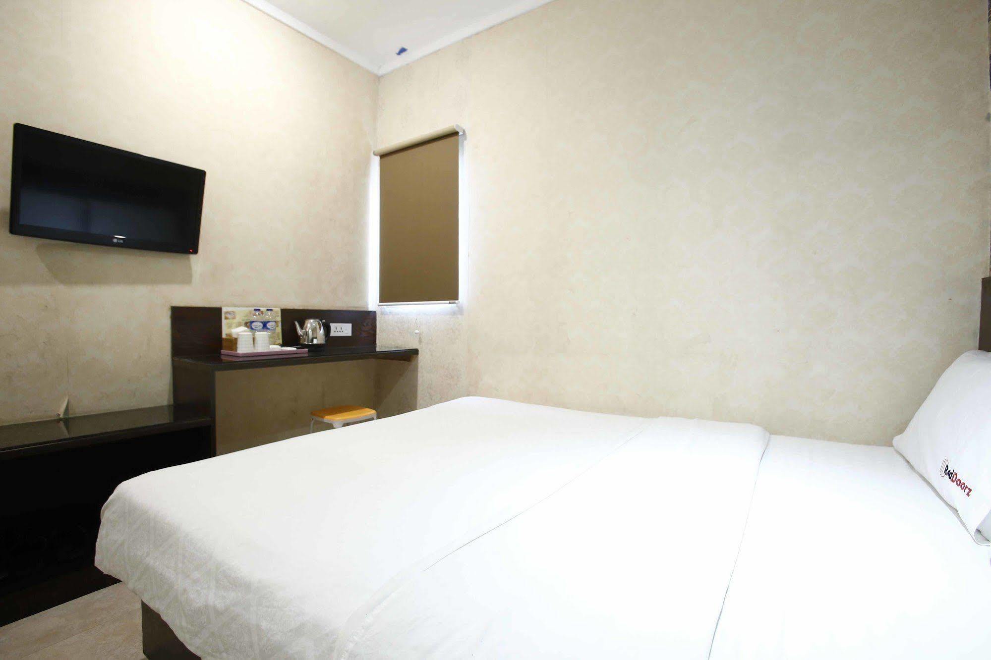 Hotel Reddoorz @ Gajah Mada à Jakarta Extérieur photo